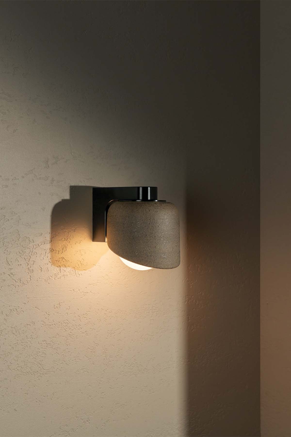 terra-05-wall-lightmarz-designsclaybrushed-black-965662.jpg