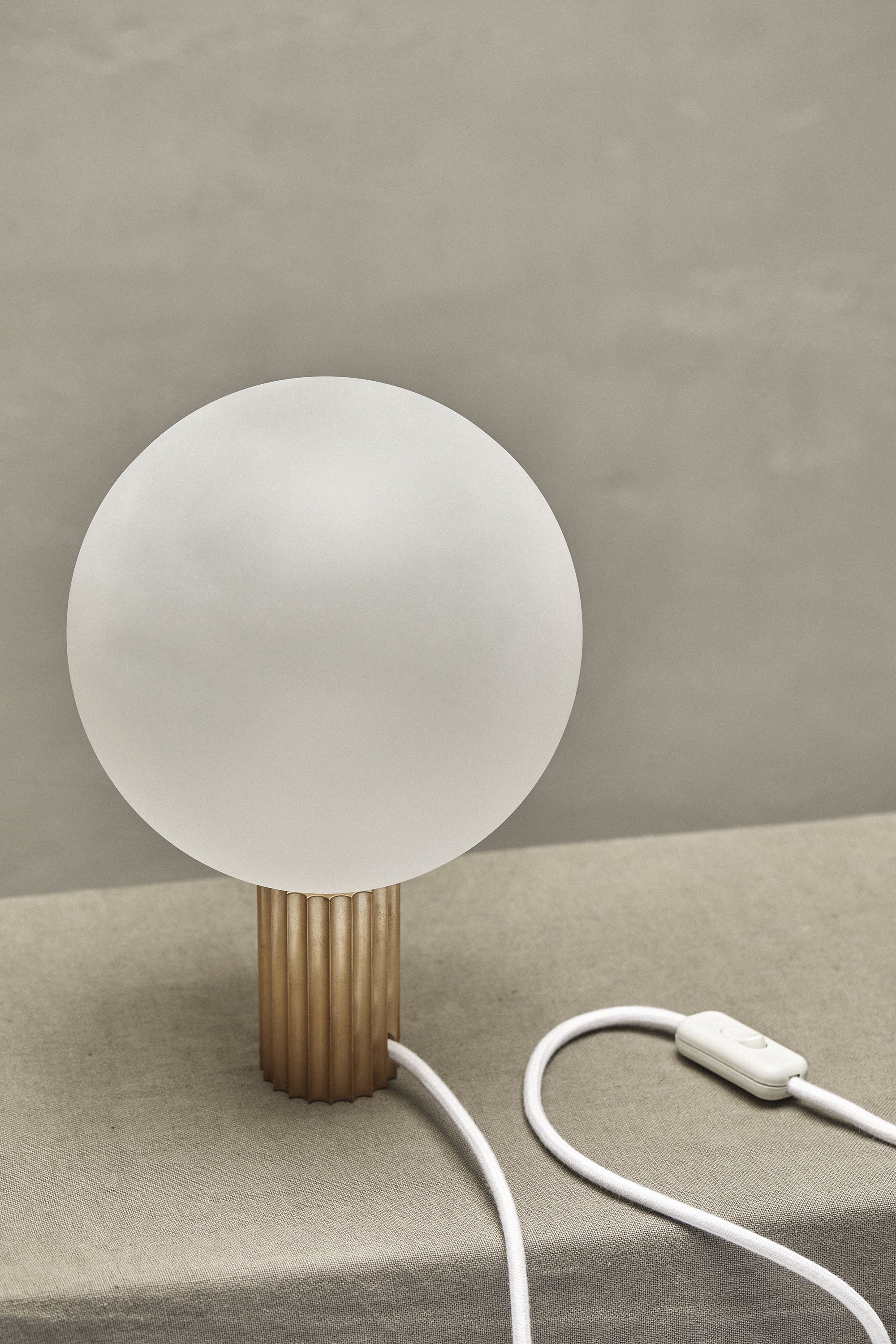 Marz Designs_Attalos_Table Light_G200_Detail_dark_Off.jpg