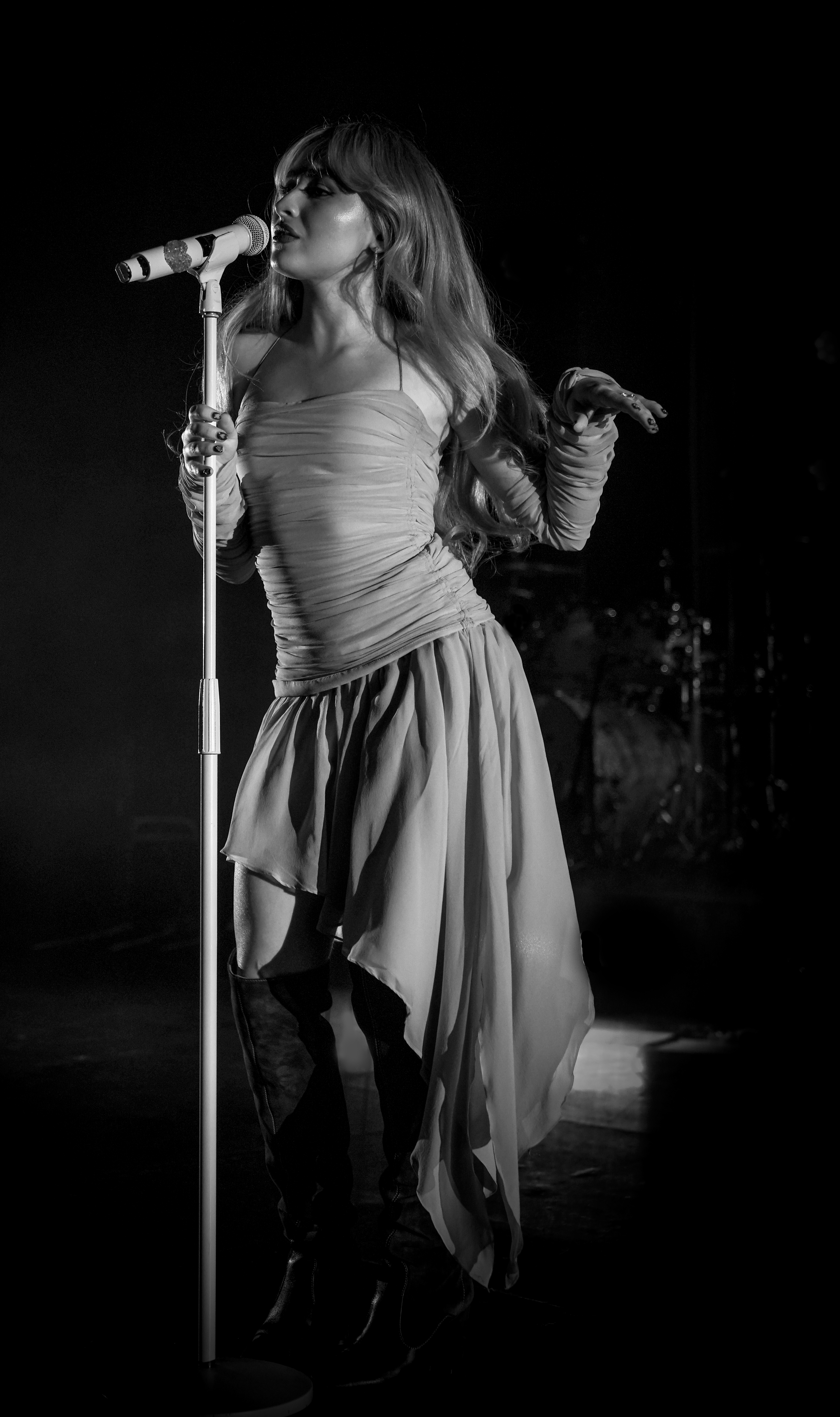 Sabrina Carpenter BW Swan.png