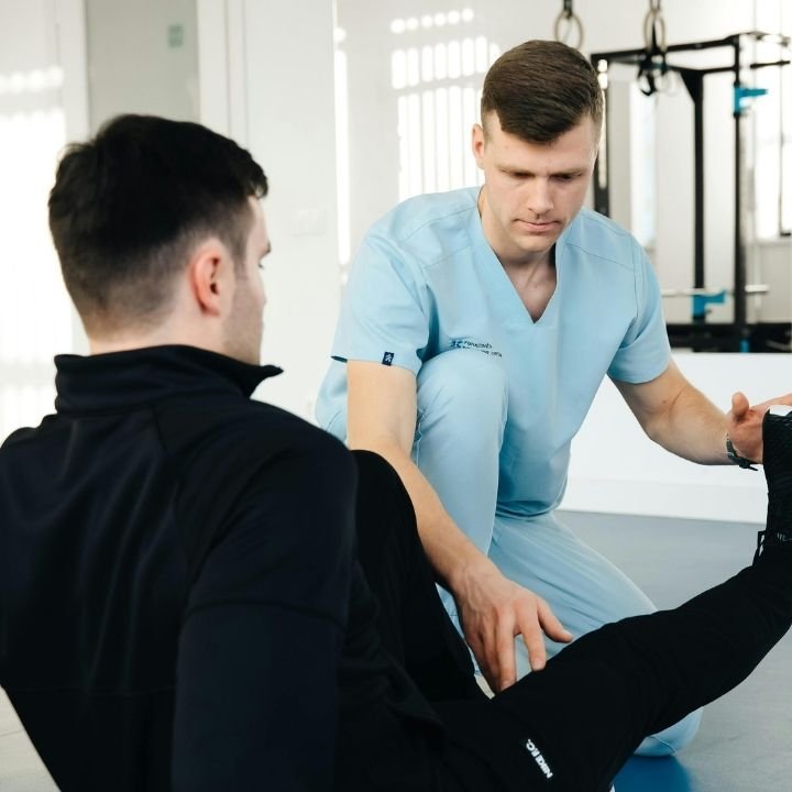 Therapist guiding knee strengthening exercise during meniscus rehabilitation.
