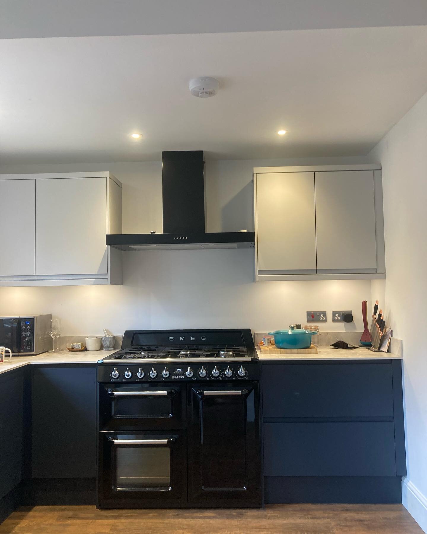 Modern handleless kitchen fitted with compact laminate worktops complete with american fridge freezer and range cooker.

#Parkburnprojects #Bristolbuilders
