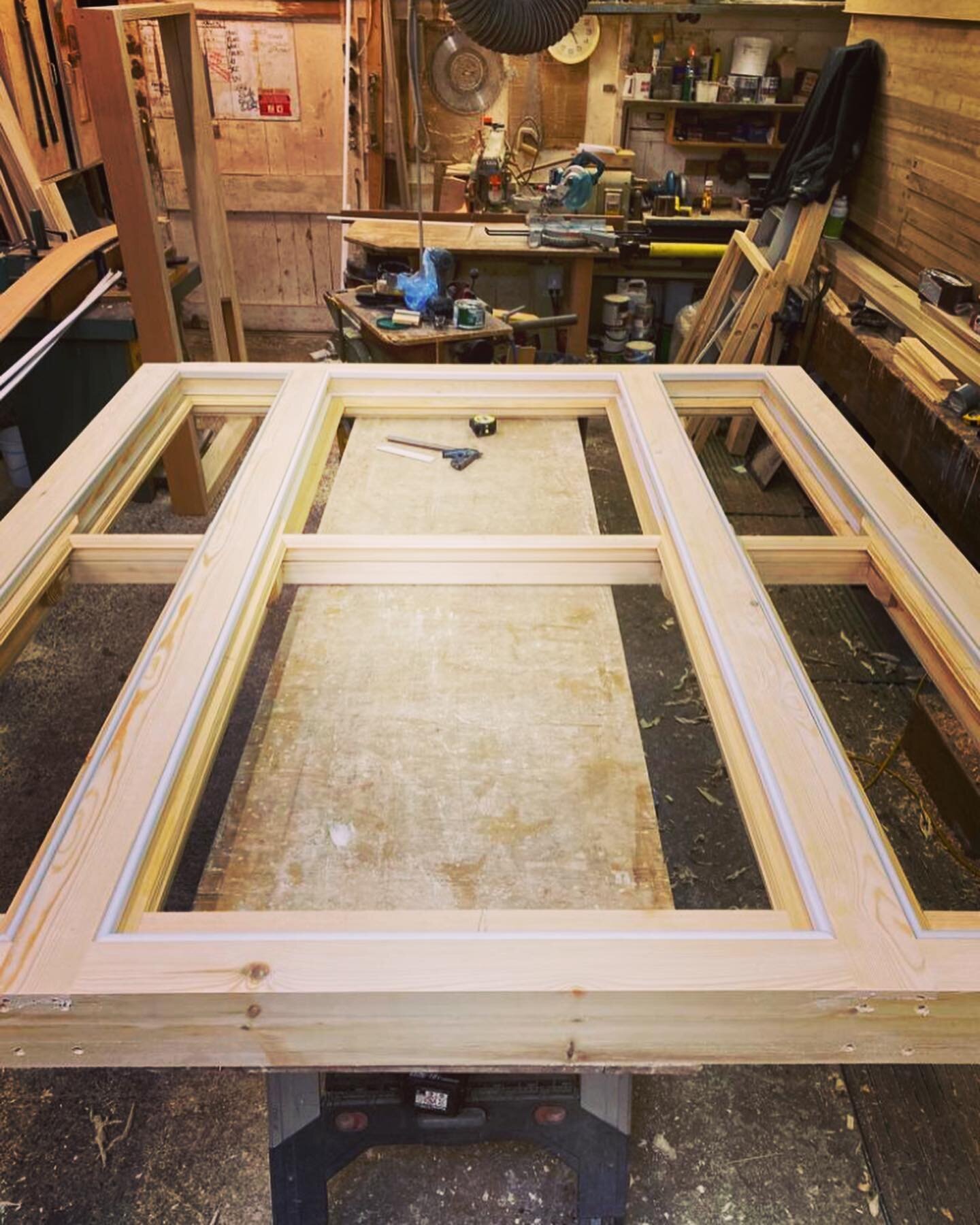 Box sash window manufacturing and installation of a large triple box with original stone mullions to a stunning period property.
#joinery #sashwindows #periodproperty #bristol #construction