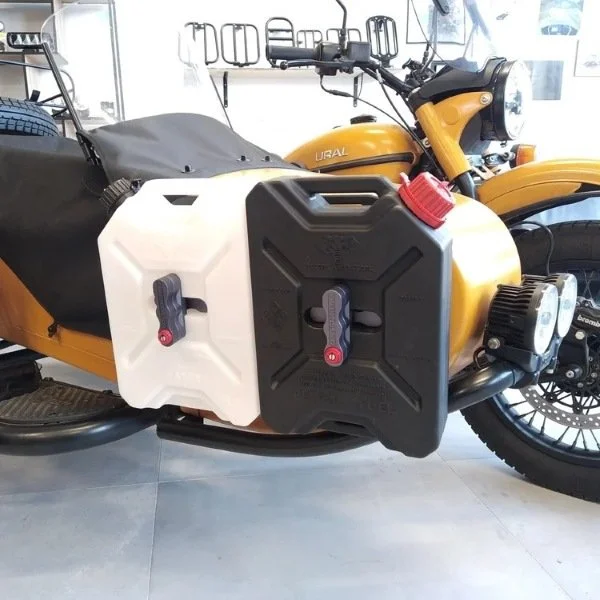 The Fuel can Overland Fuel (available in red, Yellow Sahara, Green Army and black) is an accessory for Ural sidecar via Moto Side Aventure