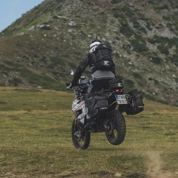 Mochila impermeable Enduristan Hurricane 25 compatible con los sidecares de la marca Ural Motorcycles