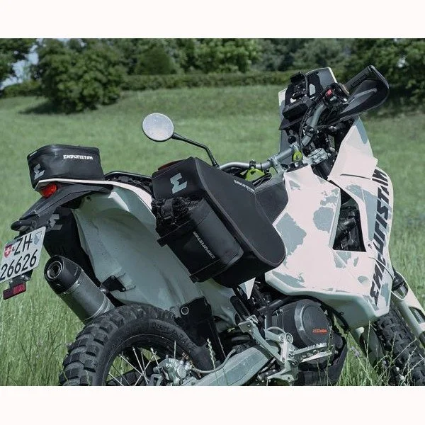 L'étui à bouteille double de la marque Enduristan compatible avec les side-cars de marque Ural Motorcycles