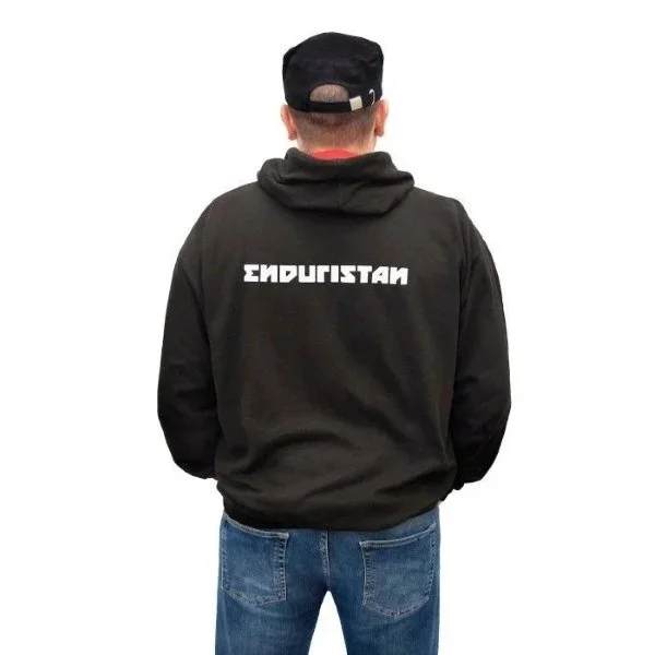 Las sudaderas con capucha negras con el logotipo de la marca Enduristan son accesorios para sidecares Ural que ofrece Moto Side Aventure.