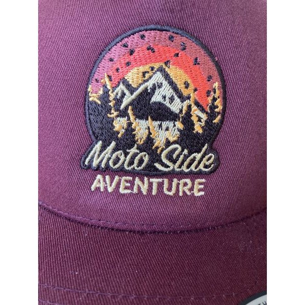 Casquette Moto Side Aventure Classic snapback Bordeaux brodé et ajustable est l'un des accessoire pour side-cars Ural proposés par Moto Side Aventure