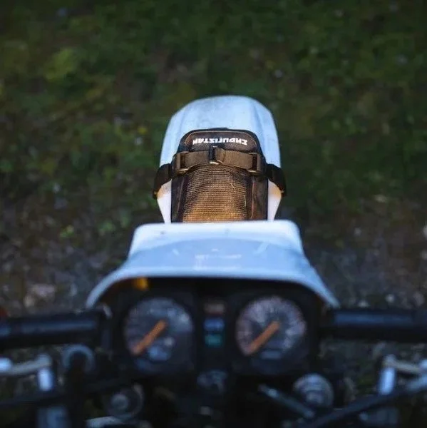 Pequeña bolsa de la marca Enduristan para el guardabarros, compatible con los sidecares de la marca Ural Motorcycles