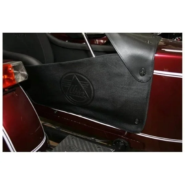 La puerta de entrada magnética para sidecar, fabricada en imitación de cuero negro, es un accesorio para sidecares Ural disponible a través de Moto Side Aventure (distribuidor de sidecares Ural).