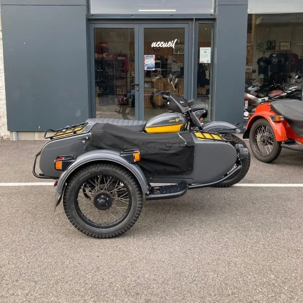 Le side-car Ural de série limitée Scrambler est un side-car d'occasion de collection n'existant qu'en 20 modèle et disponible dans notre dépot/vente de Valence