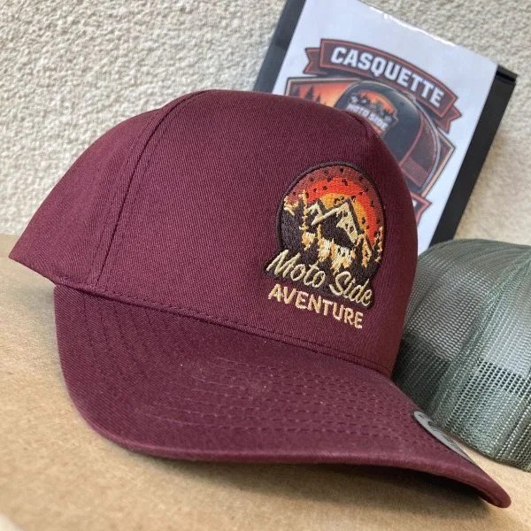 La gorra Moto Side Aventure Classic snapback, de color burdeos, bordada y ajustable, es uno de los accesorios para sidecares Ural que ofrece Moto Side Aventure.