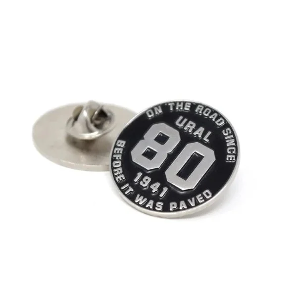 Pin del insignia con el logotipo del 80.º aniversario