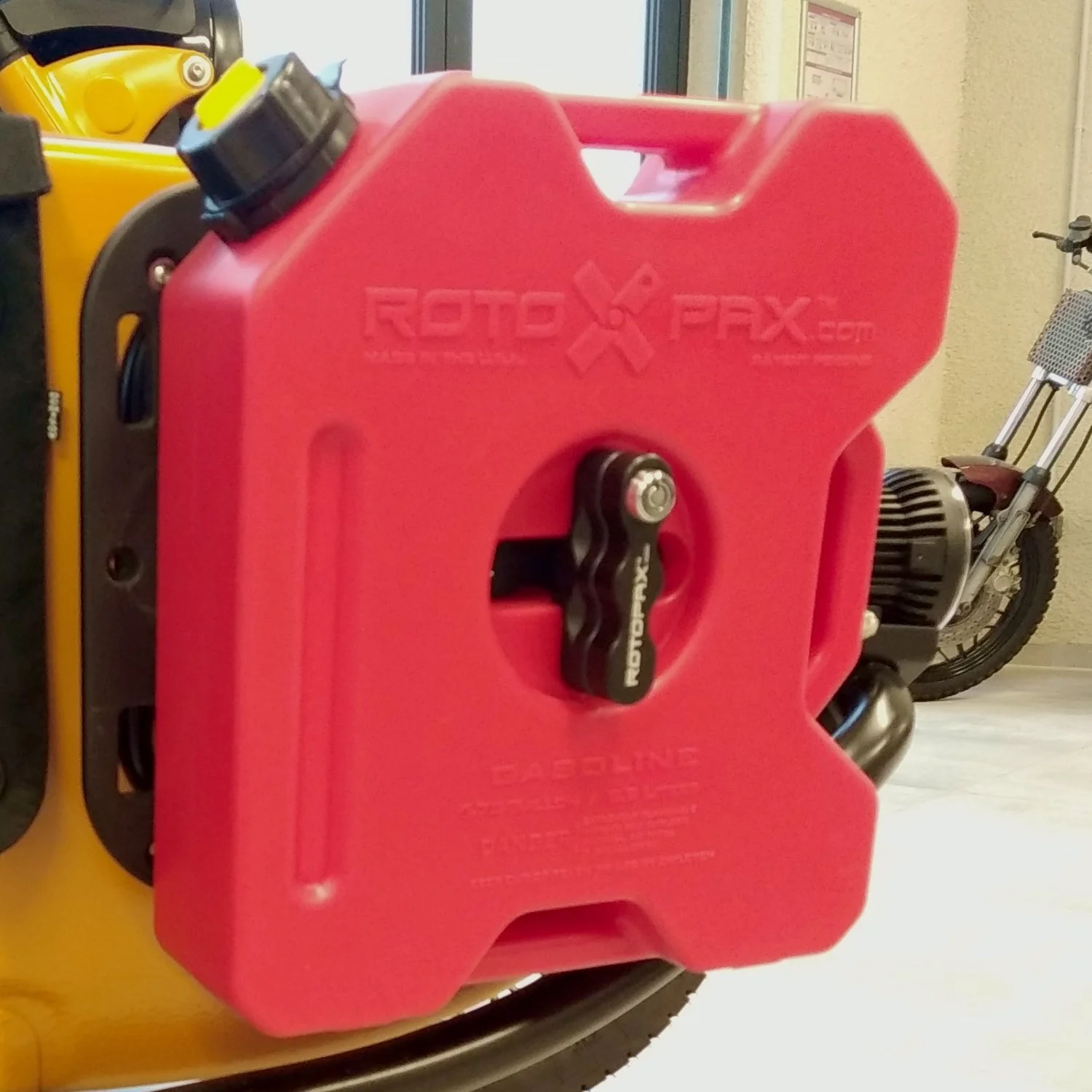 Bidons Rotopax, accessoire pour side-car Ural via Moto Side Aventure (concessionnaire sidecar Ural)