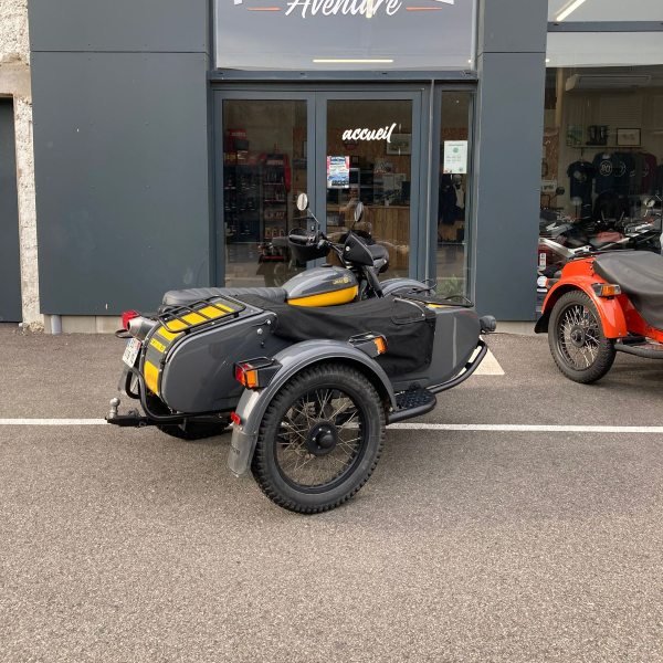 Le side-car Ural de série limitée Scrambler est un side-car d'occasion de collection n'existant qu'en 20 modèle et disponible dans notre dépot/vente de Valence
