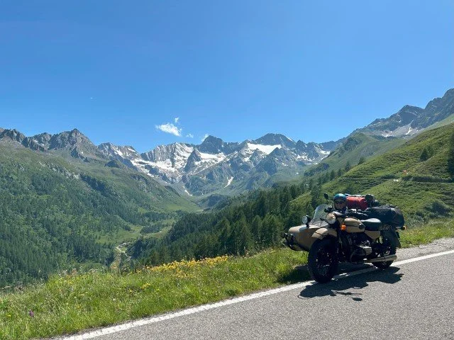Descente du Timmelsjoch ou col du Rombo, un col frontalier entre l'Italie et l'Autriche