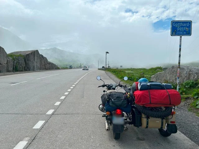 Col du Saint-Gothard ou St Gothardpass est un col des Alpes suisses, situé à 2 107 m
