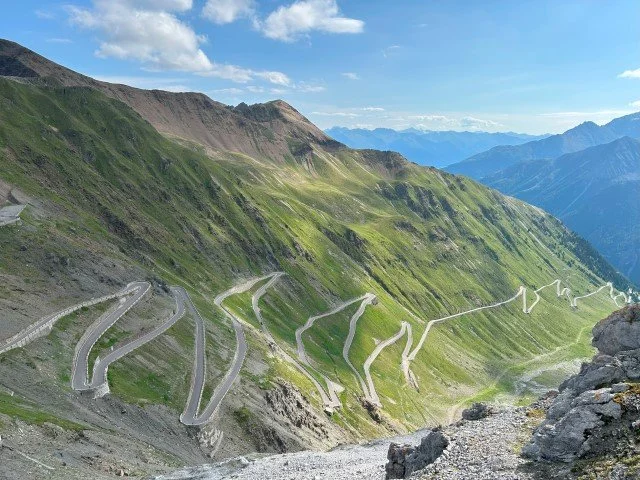 Col du Stelvio est le plus haut col routier des Alpes italiennes avec 2 758 mètres d'altitude