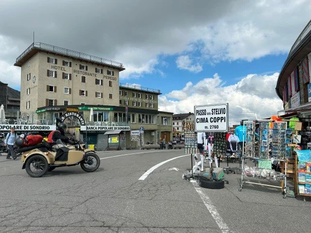Col du Stelvio est le plus haut col routier des Alpes italiennes avec 2 758 mètres d'altitude