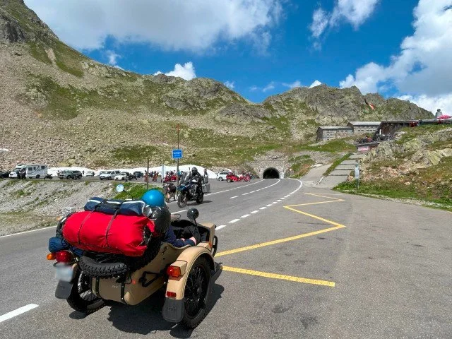 Sustenpass ou col du Susten est un col routier des Alpes suisses situé à 2 259 mètres d'altitude.