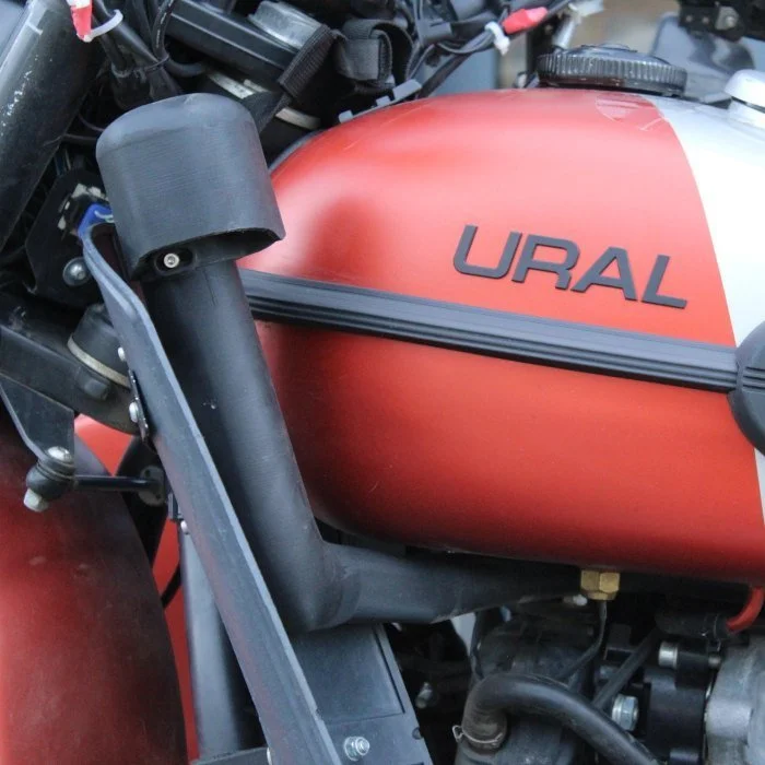 El Ural Snorkel es un accesorio que eleva la entrada de la caja de aire, lo que permite vadear ríos y obtener una mejor calidad de aire de admisión.