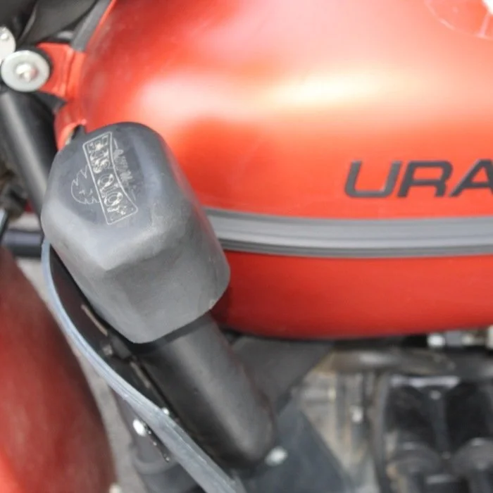 El Ural Snorkel es un accesorio que eleva la entrada de la caja de aire, lo que permite vadear ríos y obtener una mejor calidad de aire de admisión.