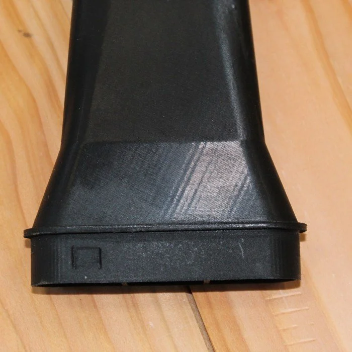 El Ural Snorkel es un accesorio que eleva la entrada de la caja de aire, lo que permite vadear ríos y obtener una mejor calidad de aire de admisión.
