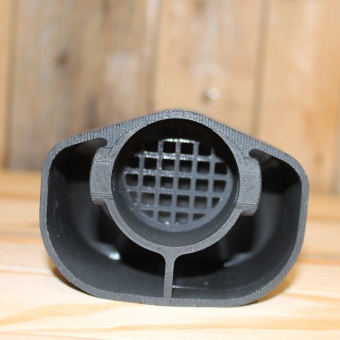El Ural Snorkel es un accesorio que eleva la entrada de la caja de aire, lo que permite vadear ríos y obtener una mejor calidad de aire de admisión.