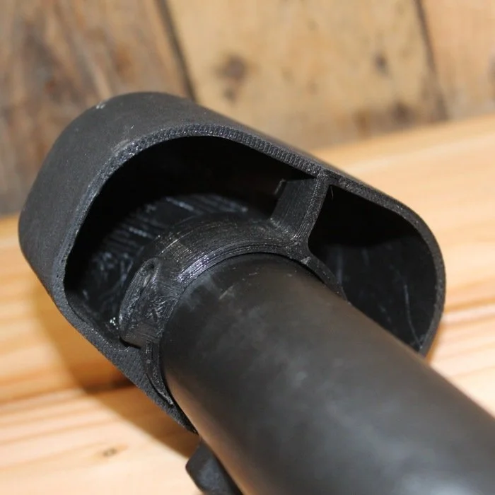 El Ural Snorkel es un accesorio que eleva la entrada de la caja de aire, lo que permite vadear ríos y obtener una mejor calidad de aire de admisión.