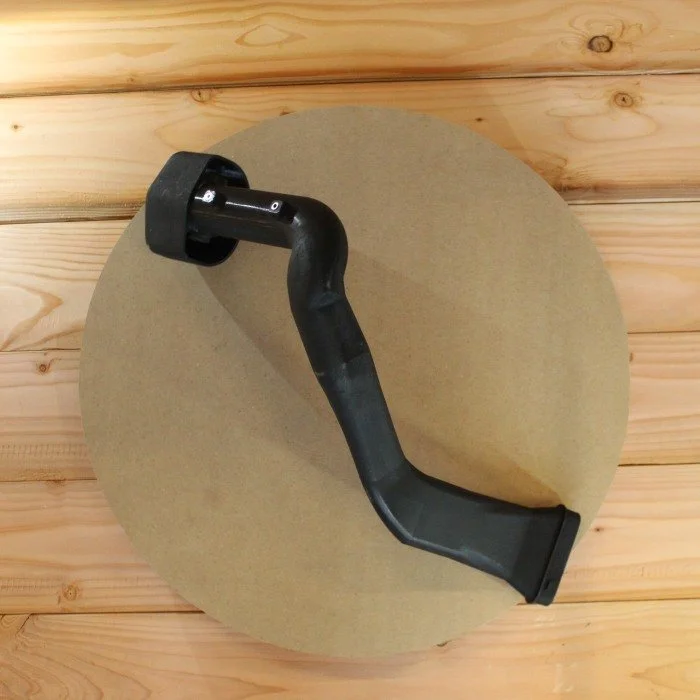 El Ural Snorkel es un accesorio que eleva la entrada de la caja de aire, lo que permite vadear ríos y obtener una mejor calidad de aire de admisión.