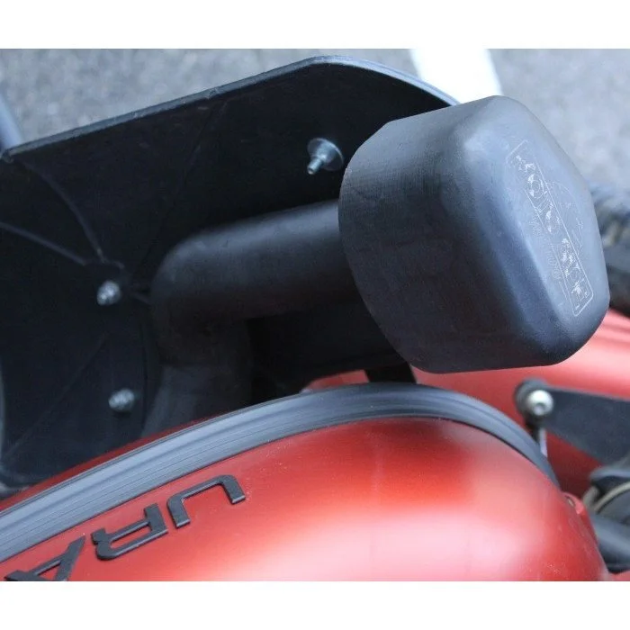El Ural Snorkel es un accesorio que eleva la entrada de la caja de aire, lo que permite vadear ríos y obtener una mejor calidad de aire de admisión.