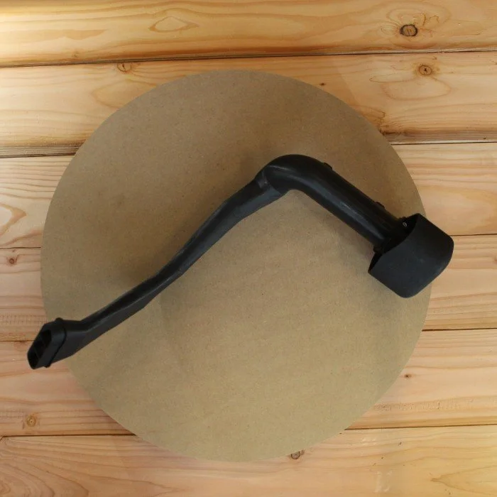El Ural Snorkel es un accesorio que eleva la entrada de la caja de aire, lo que permite vadear ríos y obtener una mejor calidad de aire de admisión.