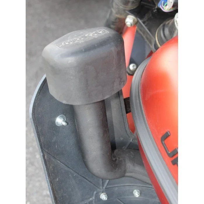 El Ural Snorkel es un accesorio que eleva la entrada de la caja de aire, lo que permite vadear ríos y obtener una mejor calidad de aire de admisión.