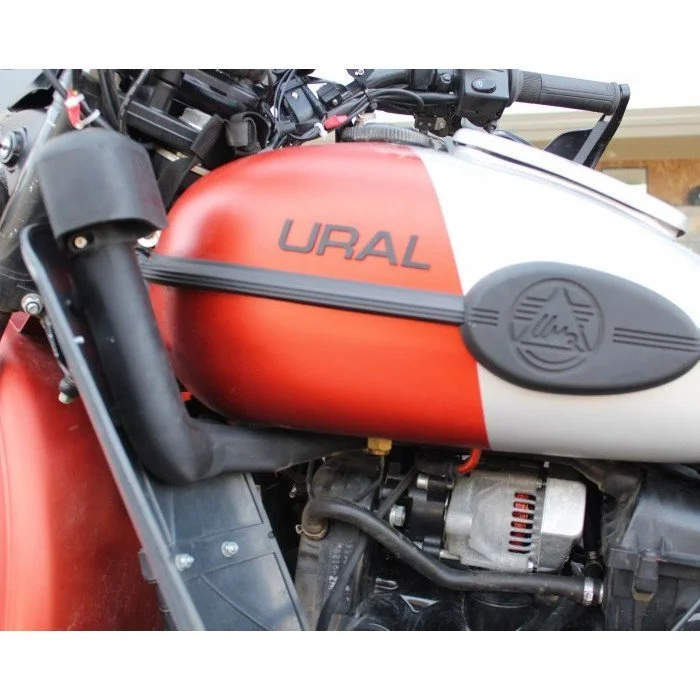 El Ural Snorkel es un accesorio que eleva la entrada de la caja de aire, lo que permite vadear ríos y obtener una mejor calidad de aire de admisión.