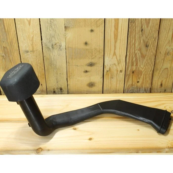 El Ural Snorkel es un accesorio que eleva la entrada de la caja de aire, lo que permite vadear ríos y obtener una mejor calidad de aire de admisión.