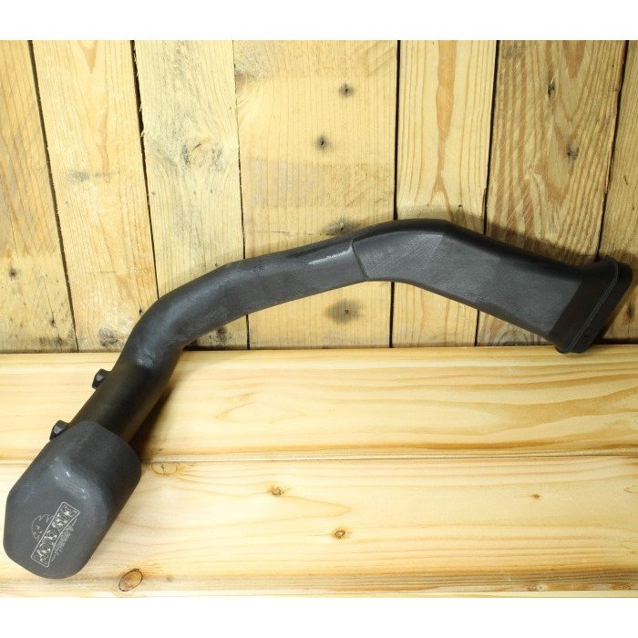 El Ural Snorkel es un accesorio que eleva la entrada de la caja de aire, lo que permite vadear ríos y obtener una mejor calidad de aire de admisión.
