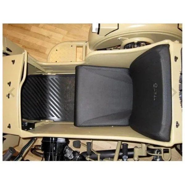 El asiento completo para sidecar, con respaldo y maletero, es un accesorio para sidecares Ural disponible a través de Moto Side Aventure (distribuidor de sidecares Ural).