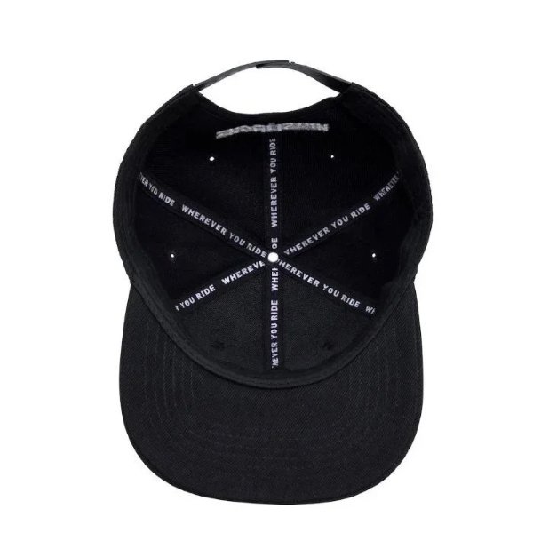 Las gorras con el logotipo de la marca Enduristan son accesorios para sidecares Ural que ofrece Moto Side Aventure.