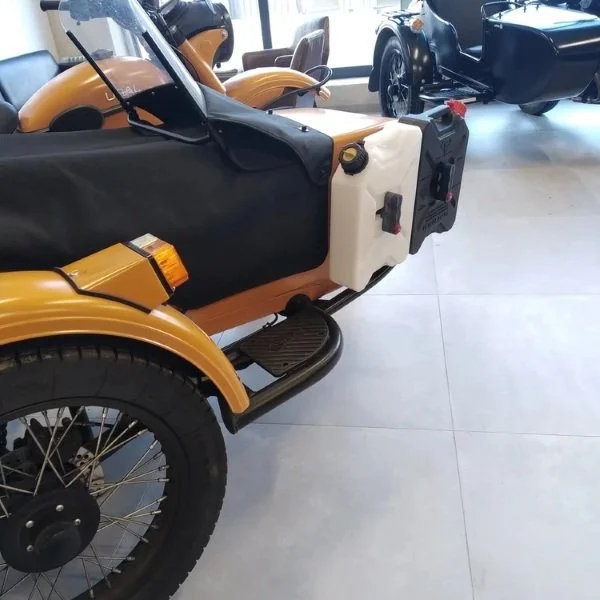 The Fuel can Overland Fuel (available in red, Yellow Sahara, Green Army and black) is an accessory for Ural sidecar via Moto Side Aventure