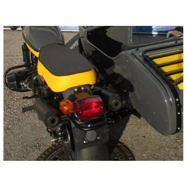 El sistema de escape ascendente 2 en 2 negro es un accesorio para sidecares Ural disponible a través de Moto Side Aventure (distribuidor de sidecares Ural)