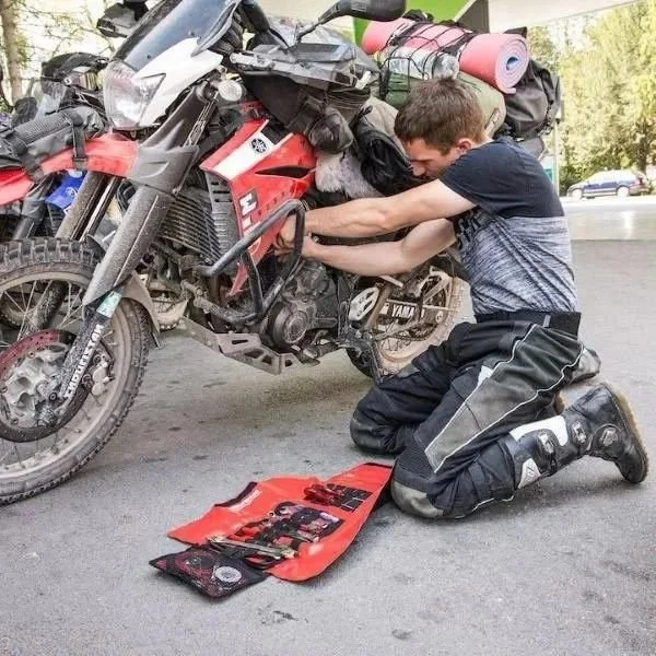 El paquete de herramientas con ruedas de la marca Enduristan, accesorio para sidecares Ural, a través de Moto Side Aventure (distribuidor de sidecares Ural)