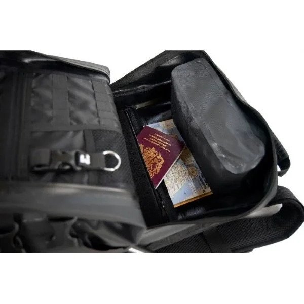 Mochila impermeable Enduristan Hurricane 25 compatible con los sidecares de la marca Ural Motorcycles