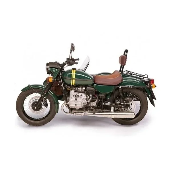 El asiento de 2/3 plazas de color marrón es un accesorio para sidecares Ural de Moto Side Aventure (distribuidor de sidecares Ural)