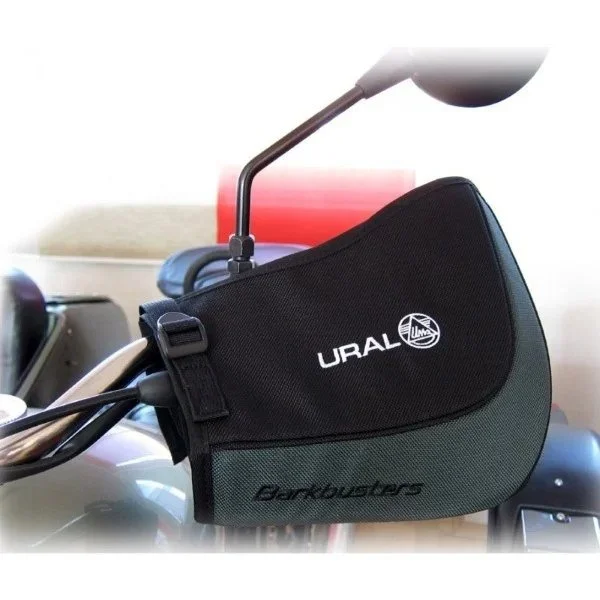 Protectores de manos Ural Blizzard, en color negro y verde con el logotipo de Ural y Barkbusters, accesorio para sidecar Ural a través de Moto Side Aventure (distribuidor de sidecares Ural)