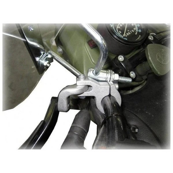 Protector de manos «versión pesada» con kit de montaje de aluminio, disponibles desde 2007, son un accesorio para sidecares Ural a través de Moto Side Aventure (distribuidor de sidecares Ural).