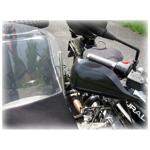 Este protector de manos Storm es un accesorio para sidecares Ural de Moto Side Aventure (distribuidor de sidecares Ural).
