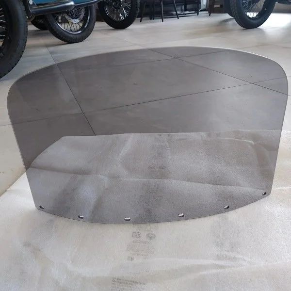 Pare-brise de side-car fumé, accessoire side-car Ural via Moto Side Aventure (concessionnaire side car Ural), couleur Noir Cordula convient aux side-cars depuis 2013