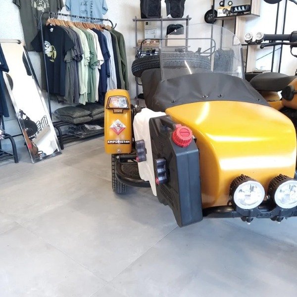 The Fuel can Overland Fuel (available in red, Yellow Sahara, Green Army and black) is an accessory for Ural sidecar via Moto Side Aventure