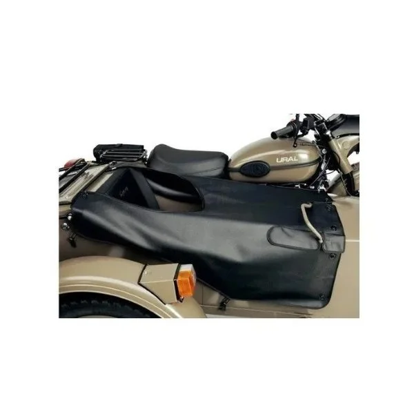 La cubierta para el maletero, de estilo kayak para sidecar, disponible desde 2013, es un accesorio para sidecares Ural que se puede adquirir a través de Moto Side Aventure