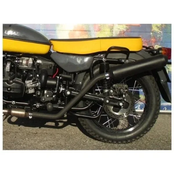 El sistema de escape ascendente 2 en 2 negro es un accesorio para sidecares Ural disponible a través de Moto Side Aventure (distribuidor de sidecares Ural)
