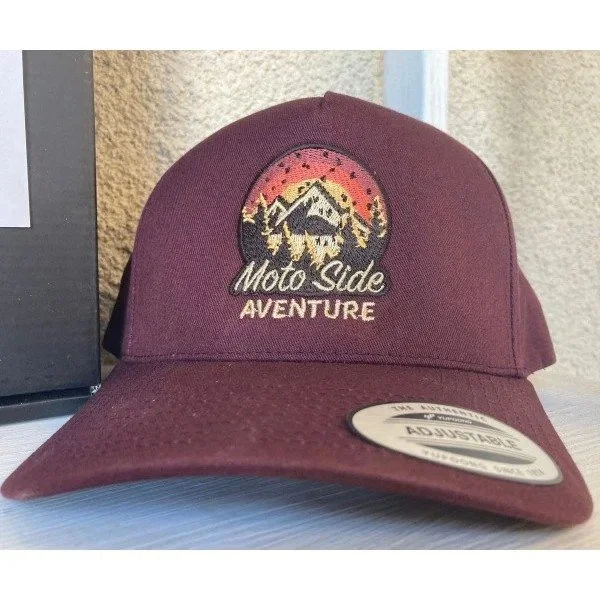 La gorra Moto Side Aventure Classic snapback, de color burdeos, bordada y ajustable, es uno de los accesorios para sidecares Ural que ofrece Moto Side Aventure.
